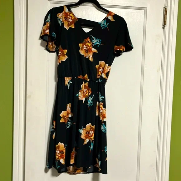 Short sleeve black dress with orange flowers Short sleeve black dress with orange flowers